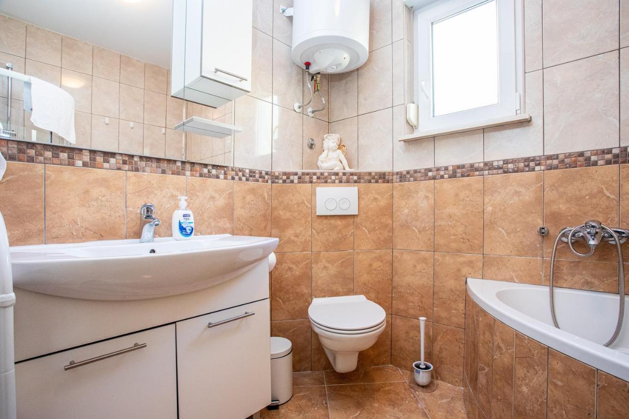Apartments Adisa Omiš Екстериор снимка
